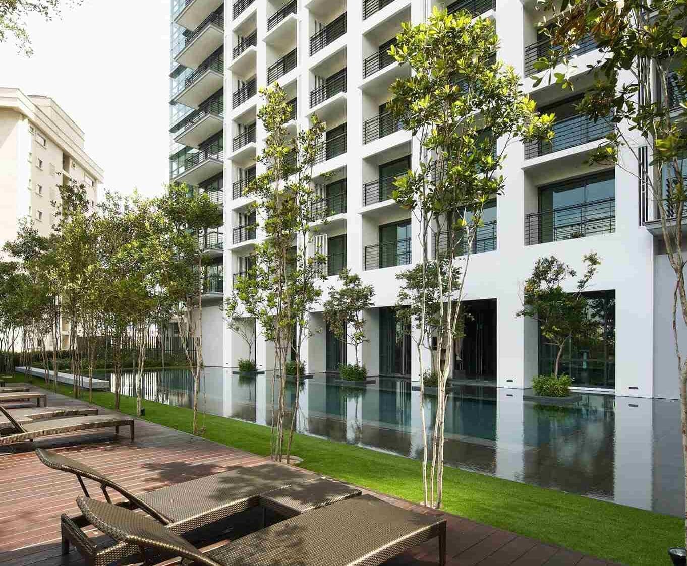 Hampshire Place Luxury Residences: the pool
