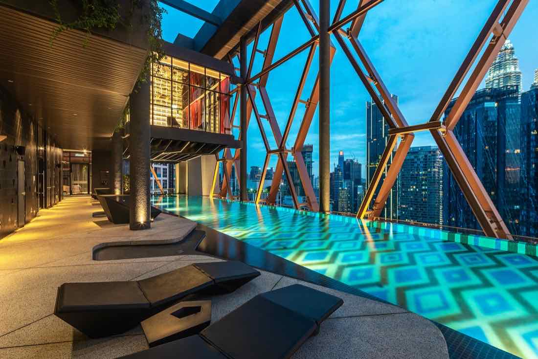Scarletz Suites: the sky pool, with the petronas towers on the right