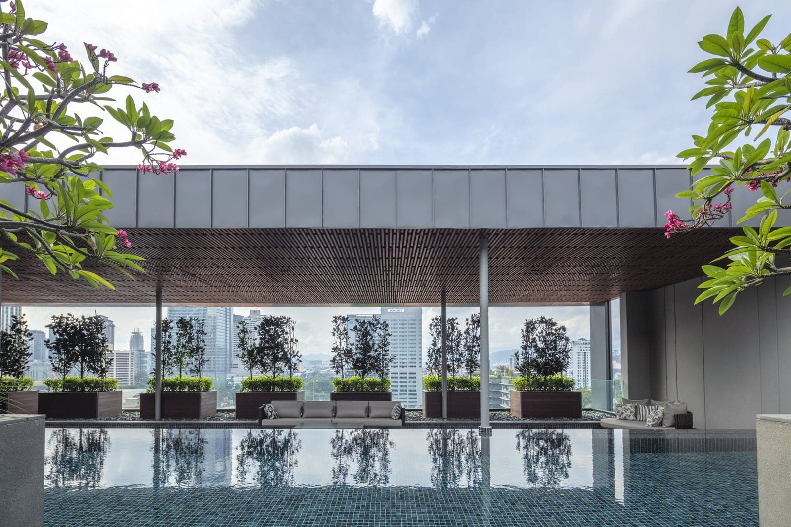 U-Thant Place: the rooftop pool