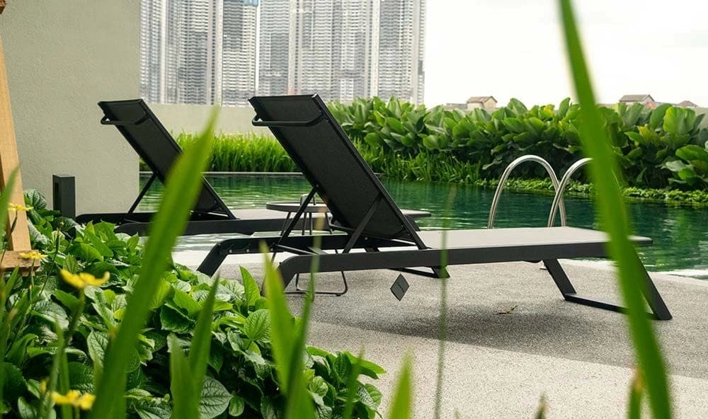 UNA Serviced Apartments: the pool